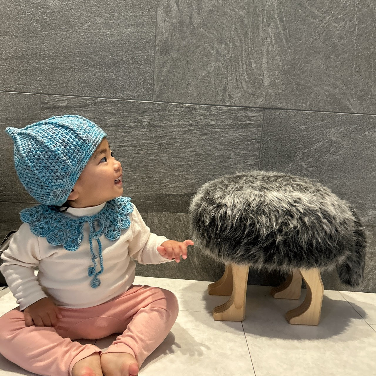 Misha & Puff毛糸のベビーニット帽 （ライトブルー）着用イメージ
